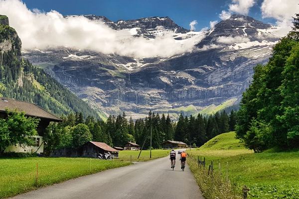 Cycliste sur une route de campagne vaudoise