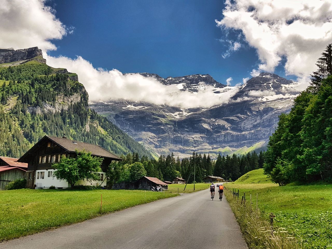 Vallée verdoyante en Suisse romande